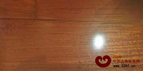手電筒照射下,緬甸花梨表面的熒光效果,左右兩側區別明顯 手電筒照射下,緬甸花梨表面的熒光效果,左右兩側區別明顯