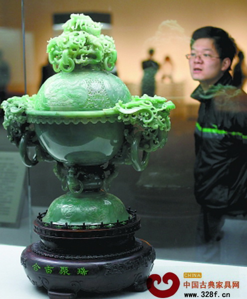 首屆中國當代工藝美術雙年展展出的精美玉器 首屆中國當代工藝美術雙年展展出的精美玉器