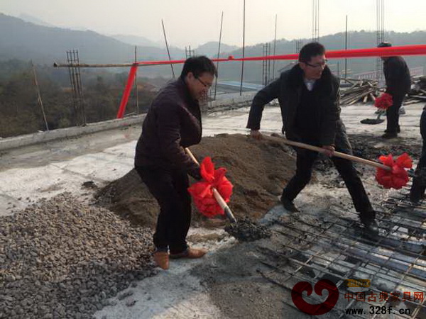 富萬家董事長王國強將最后一方混凝土澆灌在建筑上，預示蓬勃的發展（左）