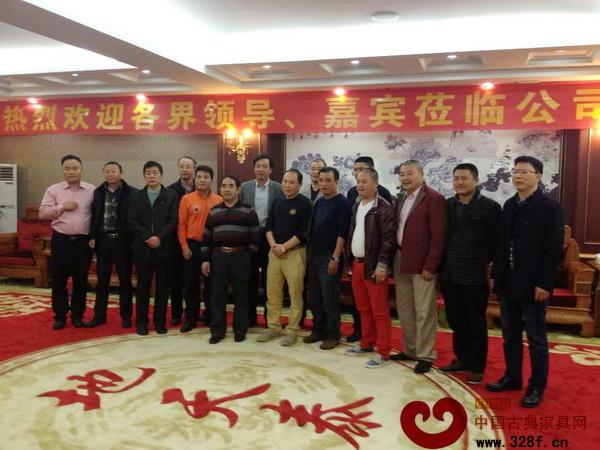 東陽(yáng)市領(lǐng)導(dǎo)與中山東陽(yáng)籍紅木家具企業(yè)負(fù)責(zé)人合影 東陽(yáng)市領(lǐng)導(dǎo)與中山東陽(yáng)籍紅木家具企業(yè)負(fù)責(zé)人合影