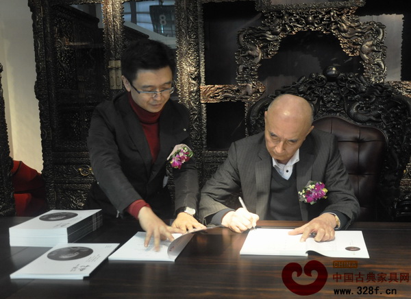 泰和園董事長邵湘文應眾人之邀免費簽名贈送《泰和》 泰和園董事長邵湘文應眾人之邀免費簽名贈送《泰和》