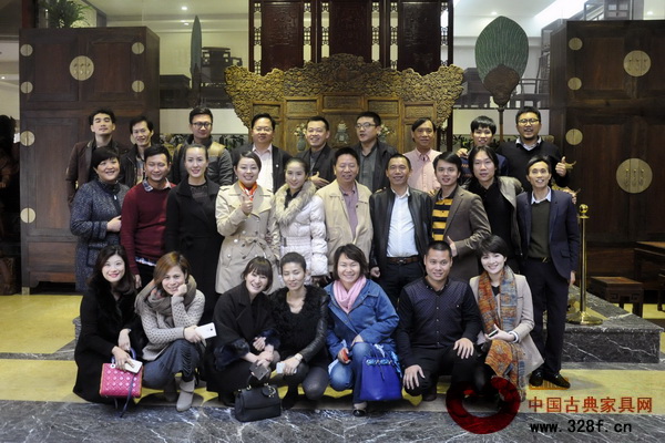 中山大學EMBA34班的學員們合影留念 中山大學EMBA34班的學員們合影留念