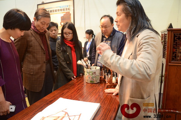 伍氏興隆董事長伍炳亮向參觀者介紹自己設計的家具 伍氏興隆董事長伍炳亮向參觀者介紹自己設計的家具