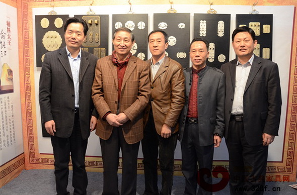 原故宮博物院文保科技部主任、紅木家具著名專家曹靜樓與幕后三雄董事長合影 原故宮博物院文保科技部主任、紅木家具著名專家曹靜樓與幕后三雄董事長合影