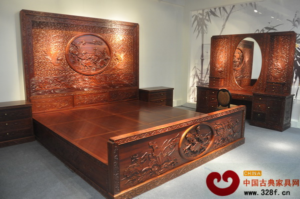 泰和園《和合美美龍鳳大床》榮獲“中國工藝美術百花獎”金獎 泰和園《和合美美龍鳳大床》榮獲“中國工藝美術百花獎”金獎