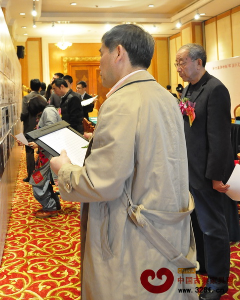 專家評委們正在認真評選作品