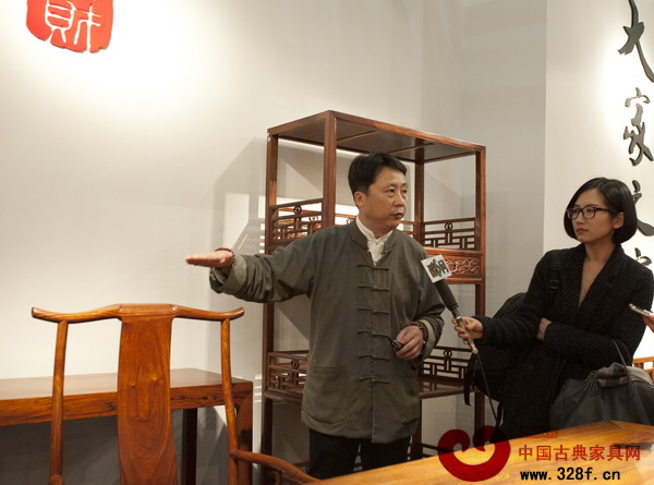 古典家具研究學者譚向東在拍賣會預展現場解讀黃花梨家具的文化與收藏價值 古典家具研究學者譚向東在拍賣會預展現場解讀黃花梨家具的文化與收藏價值
