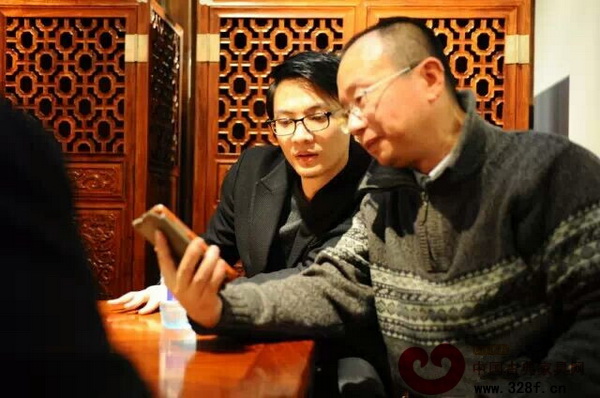 林銳群(左)與故宮博物院宮廷部副研究員周京南探討琺瑯工藝 林銳群(左)與故宮博物院宮廷部副研究員周京南探討琺瑯工藝