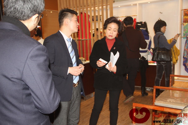 商貿發展處處長肖奮聽取振宇紅木董事長助理劉益的介紹