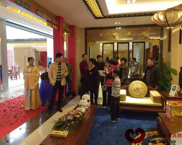 瀚晟堂紅木漳州專賣店開業(yè)當(dāng)天吸引了不少消費者前往參觀購買家具 瀚晟堂紅木漳州專賣店開業(yè)當(dāng)天吸引了不少消費者前往參觀購買家具