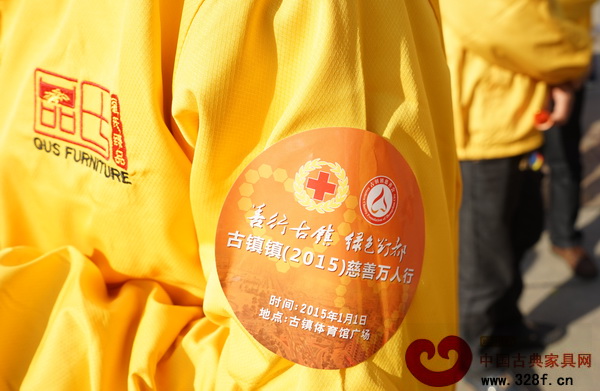 區氏臻品員工身著黃色工服,并佩戴慈善萬人行徽章 區氏臻品員工身著黃色工服,并佩戴慈善萬人行徽章