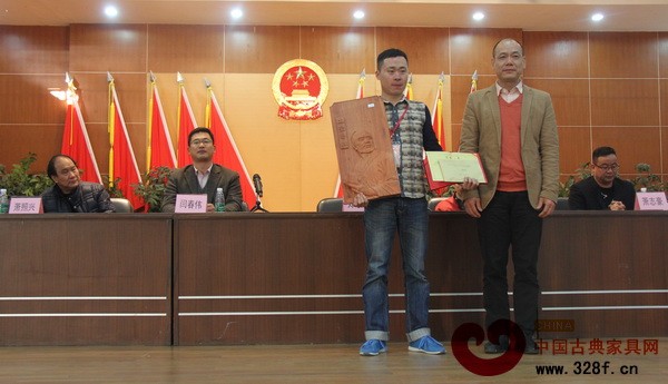 大涌鎮(zhèn)黨委副書記鄭潤生為大賽冠軍頒獎 大涌鎮(zhèn)黨委副書記鄭潤生為大賽冠軍頒獎
