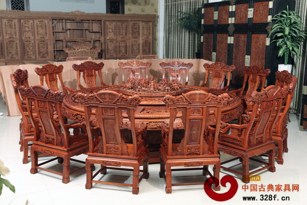 中國傳統工藝大師——金彪云的《三國演義大圓臺》將東陽木雕技藝發揮得淋漓盡致 中國傳統工藝大師——金彪云的《三國演義大圓臺》將東陽木雕技藝發揮得淋漓盡致