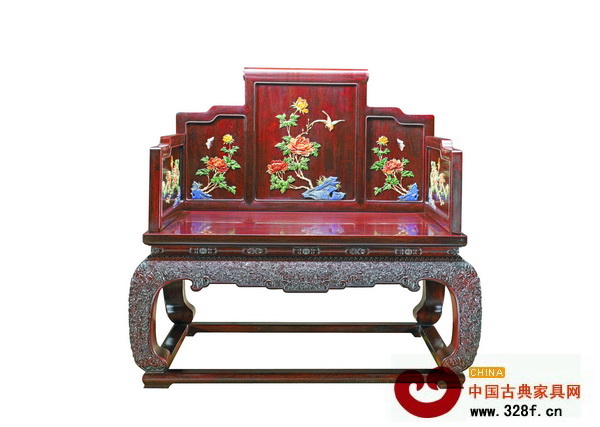中國傳統工藝大師——區勝春監制的《小葉紫檀鑲百寶石牡丹富貴紋寶座》在各大展會上獲獎無數,為眾多紅木家具發燒友所癡迷 中國傳統工藝大師——區勝春監制的《小葉紫檀鑲百寶石牡丹富貴紋寶座》在各大展會上獲獎無數,為眾多紅木家具發燒友所癡迷