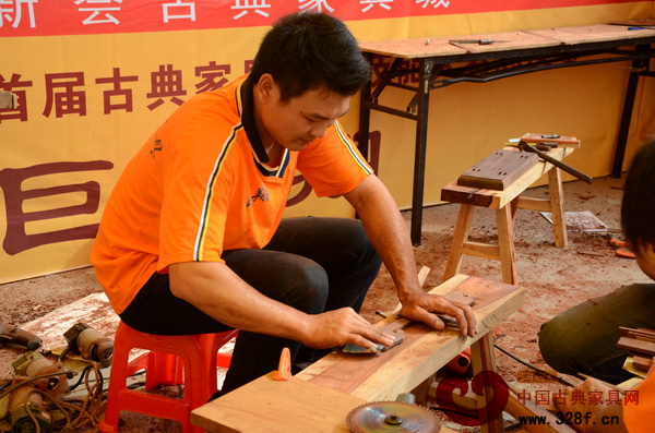 手作人正在用砂紙仔細(xì)打磨家具部件 手作人正在用砂紙仔細(xì)打磨家具部件