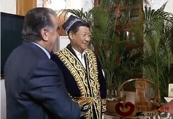 在拉赫蒙總統的家宴結束后,習主席把交椅送給了他 在拉赫蒙總統的家宴結束后,習主席把交椅送給了他