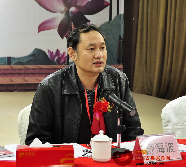 廣東省工藝美術協會會長舒海波解說了第六屆協會換屆方案 廣東省工藝美術協會會長舒海波解說了第六屆協會換屆方案