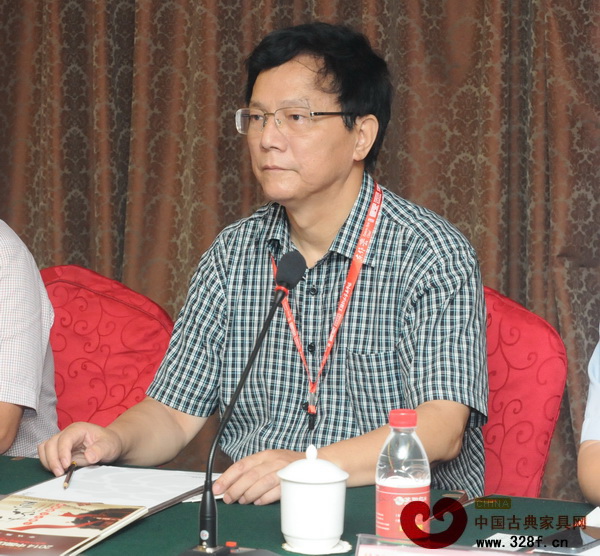 “紅木廠家的專業化之路”主題會議主持人浙江省家具行業協會理事長蔣鴻源做總結 “紅木廠家的專業化之路”主題會議主持人浙江省家具行業協會理事長蔣鴻源做總結