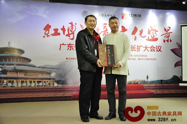 紅博城回贈省工藝美術協會《中國四大名著典藏郵冊》