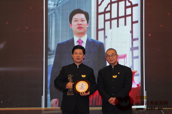 “2014年中國紅木家具行業十大風云人物”獲得者——中山東成紅木董事長張錫復 “2014年中國紅木家具行業十大風云人物”獲得者——中山東成紅木董事長張錫復