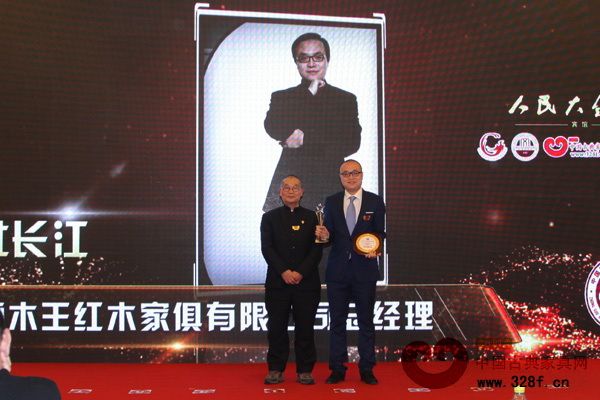 “2014年中國紅木家具行業十大風云人物”獲得者——東陽卓木王紅木總經理杜長江 “2014年中國紅木家具行業十大風云人物”獲得者——東陽卓木王紅木總經理杜長江