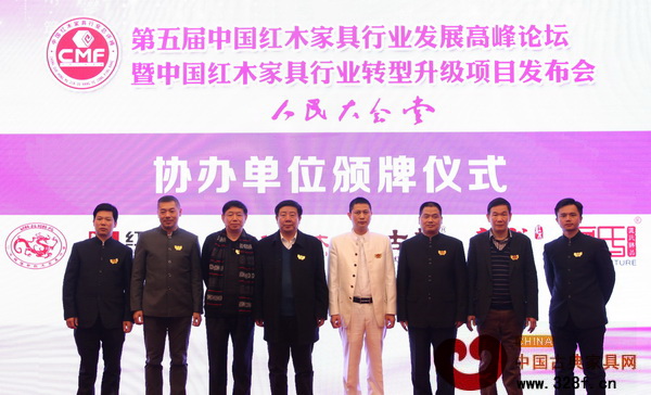區勝春(右二)代表區氏臻品上臺參與協辦單位頒牌儀式 區勝春(右二)代表區氏臻品上臺參與協辦單位頒牌儀式