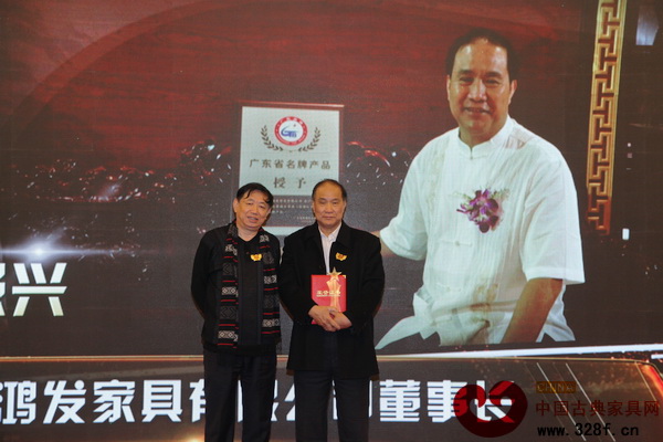 全國工商聯(lián)民間文物藝術(shù)品商會會長宋建文(左)為蕭照興(右)頒發(fā)獎杯及證書 全國工商聯(lián)民間文物藝術(shù)品商會會長宋建文(左)為蕭照興(右)頒發(fā)獎杯及證書