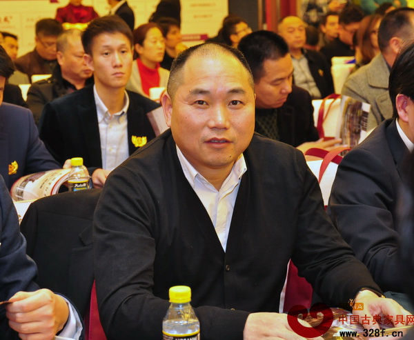 振宇紅木董事長王建良出席第五屆(2014)中國紅木家具行業總評榜頒獎典禮 振宇紅木董事長王建良出席第五屆(2014)中國紅木家具行業總評榜頒獎典禮