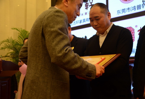 中央電視臺《尋寶》欄目總導演李建偉給振宇紅木頒獎