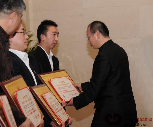 故宮博物院副研究員、明清宮廷家具專家周京南給東陽(yáng)紅木家具市場(chǎng)頒獎(jiǎng)