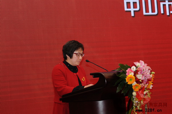 沙溪鎮副鎮長梁冬曉在人民大會堂作關于沙溪紅木產業轉型升級的報告 沙溪鎮副鎮長梁冬曉在人民大會堂作關于沙溪紅木產業轉型升級的報告