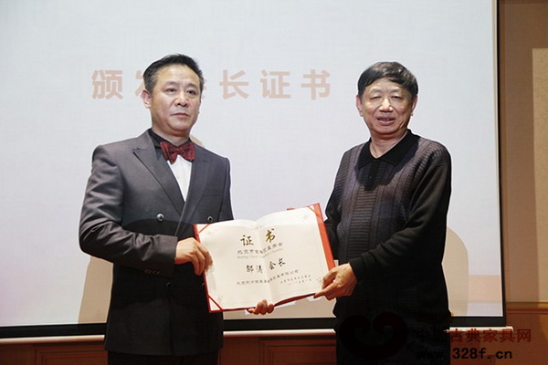 全聯民間文物藝術品商會會長宋建文（右）為北京市古典家具商會會長鄔濤（左）頒發會長證書