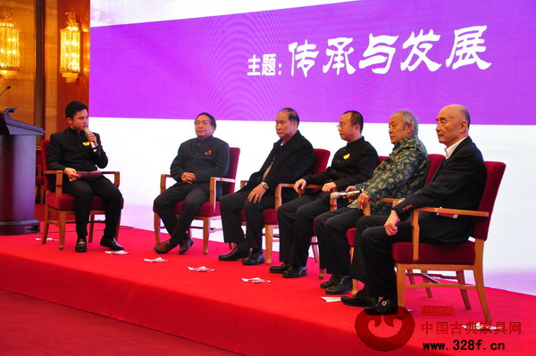 專家、企業(yè)代表就“傳承與發(fā)展”展開探討，（從左起為，《品牌紅木》雜志CEO林偉華、亞太地區(qū)手工藝大師馮文土、中山市紅木家具行業(yè)協(xié)會會長蕭照興、故宮博物院副研究員周京南、古典家具傳承工藝大師王秀林、深圳市紅木藝術(shù)協(xié)會名譽會長邵湘文）