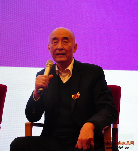 中國傳統(tǒng)工藝大師、深圳泰和園紅木董事長邵湘文認(rèn)為傳承與創(chuàng)新就是繼承歷史上美的東西，再加入時代的精神