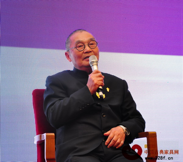 中國高等家具設計專業創始人、中國新中式文化研究院院長胡景初明確指出，企業要用兩條腿走路
