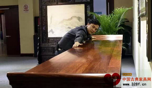 伍炳亮的“海南黃花梨第一長(zhǎng)案” 伍炳亮的“海南黃花梨第一長(zhǎng)案”