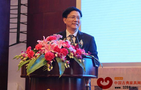 浙江省家具行業協會理事長蔣鴻源作工作報告 