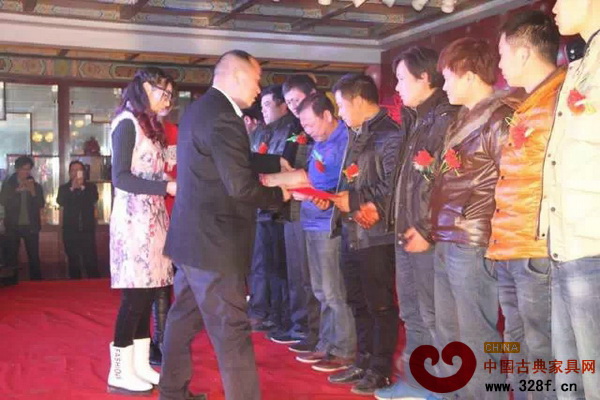 王建良給振宇紅木優(yōu)秀員工頒獎(jiǎng) 王建良給振宇紅木優(yōu)秀員工頒獎(jiǎng)