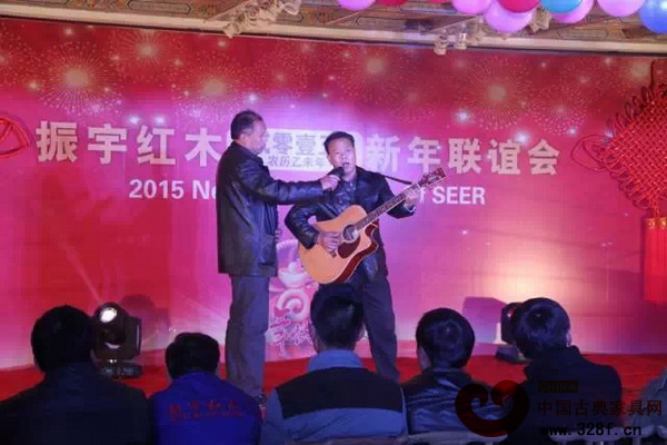 振宇紅木員工在新年聯(lián)誼晚會上進(jìn)行才藝表演 振宇紅木員工在新年聯(lián)誼晚會上進(jìn)行才藝表演