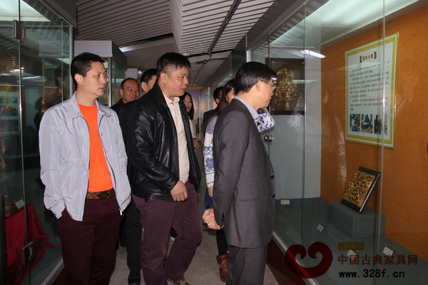 中山市文廣新局局長羅建華(右一)、廣東省紅木商會會長吳赤宇(左一)、紅博城副總經理林志洪(中)參觀潮州非遺博物館 中山市文廣新局局長羅建華(右一)、廣東省紅木商會會長吳赤宇(左一)、紅博城副總經理林志洪(中)參觀潮州非遺博物館