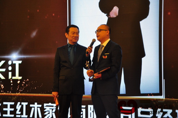 央視知名主持人趙保樂現場采訪東陽卓木王紅木總經理杜長江 央視知名主持人趙保樂現場采訪東陽卓木王紅木總經理杜長江