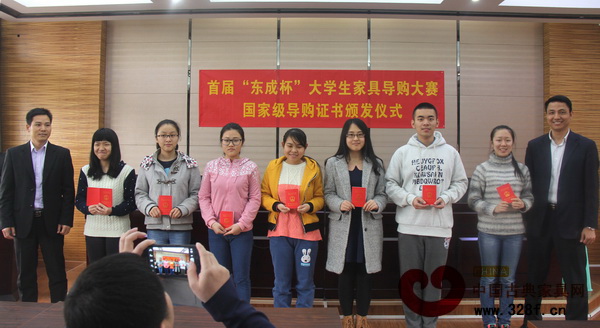 華農林學院副院長郭迪杰(右一)和東成紅木人事行政經理謝建華(左一)為同學們頒發證書 華農林學院副院長郭迪杰(右一)和東成紅木人事行政經理謝建華(左一)為同學們頒發證書