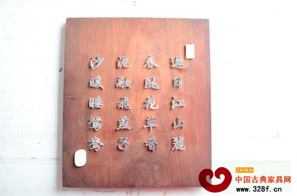 這上面的每個字都是一點點做出來的，機器無法生產(chǎn)