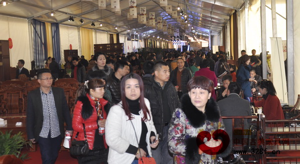 臨時展區內人潮涌動 臨時展區內人潮涌動