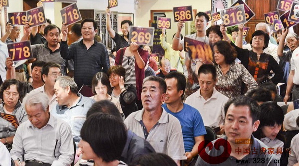 2013年9月21日，北京，市民在紅木會館參加紅木拍賣會