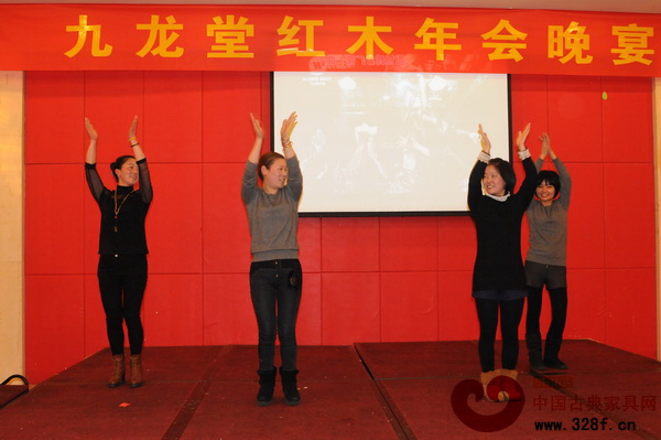 九龍?zhí)娩N售部員工正在進(jìn)行舞蹈表演 九龍?zhí)娩N售部員工正在進(jìn)行舞蹈表演