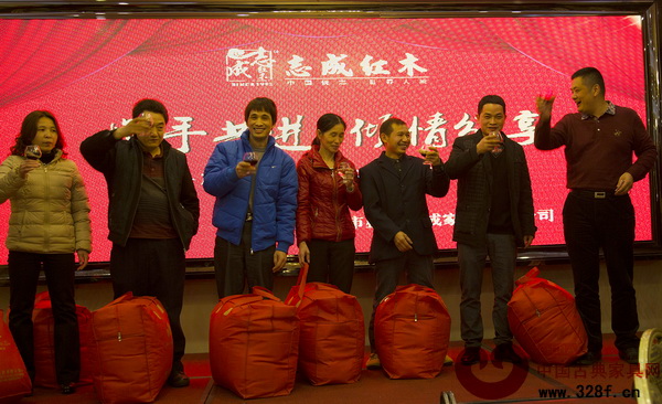 志成紅木董事長(zhǎng)李正倫(右)為中獎(jiǎng)員工頒獎(jiǎng),中獎(jiǎng)員工十分開(kāi)心 志成紅木董事長(zhǎng)李正倫(右)為中獎(jiǎng)員工頒獎(jiǎng),中獎(jiǎng)員工十分開(kāi)心