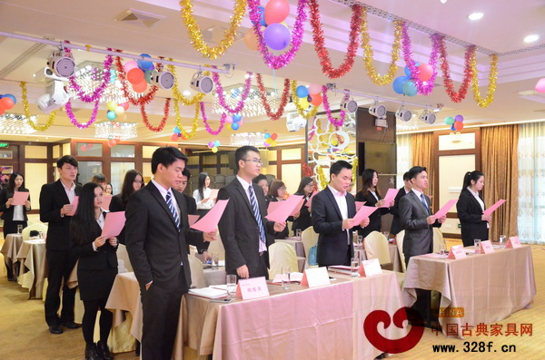 全體員工齊唱司歌,拉開總結大會序幕 全體員工齊唱司歌,拉開總結大會序幕
