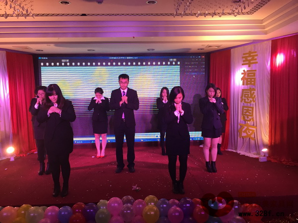 一曲動人的手語舞《感恩的心》給晚會畫上了圓滿的句號 一曲動人的手語舞《感恩的心》給晚會畫上了圓滿的句號