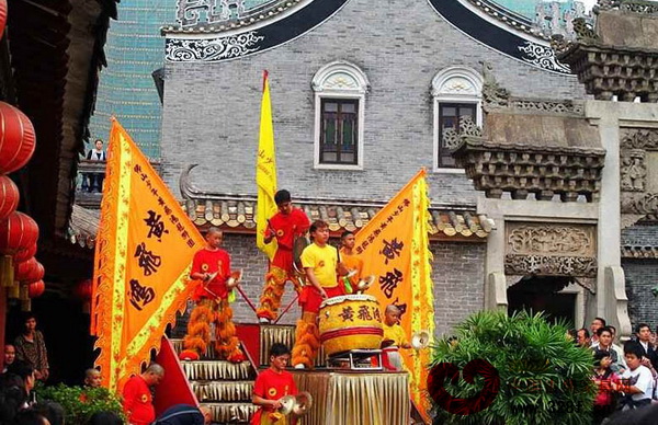 臺山紅木藝術展覽城邀請佛山黃飛鴻舞獅團現場助興